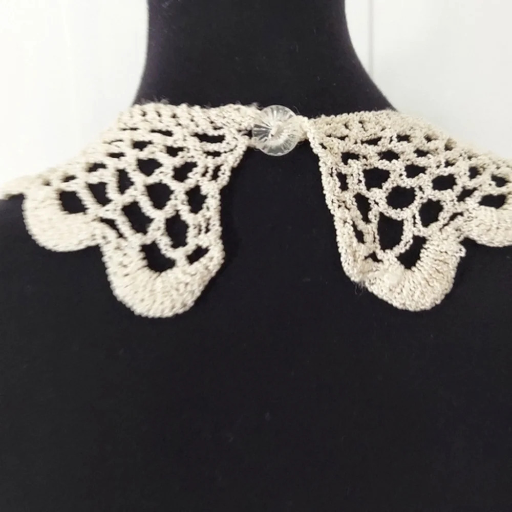 Vintage White Crocheted Collar Buttons in the back - Picture 6 of 10